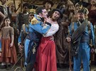 Barytonista Davide Luciano a Pretty Yende v inscenaci Donizettiho opery Npoj...