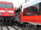 Jedna ena zahynula a 22 lidí bylo lehce zranno pi pondlní sráce dvou vlak...