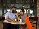 Mezbáh Azíz a Mausumi Ikbálová pózují fotografovi ve své oblíbené kavárn v...