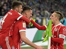 Fotbalisté Bayernu Mnichov oslavují gól Sandra Wagnera (uprosted).