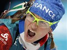 Francouzská biatlonistka Anais Bescondová v cíli olympijského sprintu na 7,5...