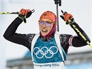 Nmecká biatlonistka Laura Dahlmeierová v cíli olympijského sprintu na 7,5...