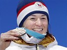 eská biatlonistka Veronika Vítková dostala na ceremoniálu bronzovou medaili za...