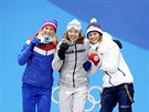 eská biatlonistka Veronika Vítková (vpravo) pevzala na ceremoniálu bronzovou...