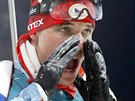 STÍBRO. eský biatlonista Michal Krmá v cíli olympijského sprintu na 10...