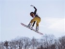 Jedna ze snowboardistek pi finálové jízd slopestylu na olympiád v...