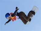 Jedna ze snowboardistek pi finálové jízd slopestylu na olympiád v...