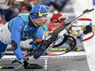 Italský biatlonista Dominik Windisch v olympijském stíhacím závodu na 12,5 km v...