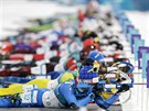 Italský biatlonista Lukas Hofer (vpedu) v olympijském stíhacím závodu na 12,5...