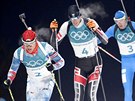 eský biatlonista Michal Krmá )vlevo) v olympijském stíhacím závodu na 12,5...