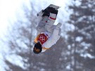 Americký snowboardista Shaun White pi olympijské kvalifikaní jízd na...