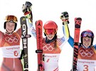 Americká lyaka Mikaela Shiffrinová (uprosted) ovládla olympijský obí...