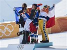 JEŠTĚ BEZ MEDAILÍ. Eva Samková (vpravo) získala ve snowboardcrossu na hrách v...