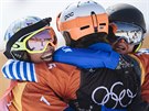 TETÍ. Eva Samková (vlevo) získala ve snowboardcrossu na hrách v Pchjongchangu...