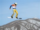 eská snowboardcrossaka Eva Samková pi kvalifikaní jízd na zimních...