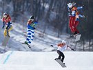 BOJ O MEDAILI. eská snowboardcrossaka Eva Samková (vlevo) pi finálové jízd...