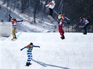 BOJ O MEDAILI. eská snowboardcrossaka Eva Samková (vlevo) pi finálové jízd...