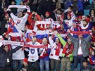 Sloventí fanouci podporují své hokejisty v olympijském utkání s USA. (16....