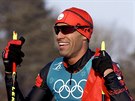 Bec na lyích Pita Taufatofua z Tongy v cíli olympijského závodu na 15 km...