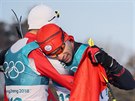 Bec na lyích Pita Taufatofua z Tongy (vpravo) v cíli olympijského závodu na...
