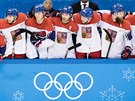 etí hokejisté a trenéi sledují nájezdy v olympijském utkání s Kanadou. (17....
