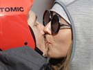 Rakouský lya Marcel Hirscher líbá pítelkyni Laura Moislovou po vítzství v...