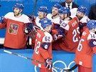 etí hokejisté se radují po tvrté brance v olympijském utkání se výcarskem....