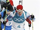 eský biatlonista Michal Krmá (. 4) v olympijském závodu s hromadným startem...