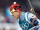eský biatlonista Michal Krmá v olympijském závodu s hromadným startem na 15...