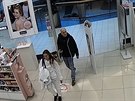 Dvojice v obchod� ukradla parf�my za tis�ce korun. Hled� je policie
