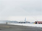 Letadlo z Moskvy vítala na letiti vodní slavobrána