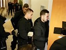 Policisté na chodb Okresního soudu Plze-jih hlídají jednoho z Rumun, kteí v...