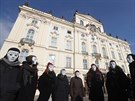 Ped Arcibiskupským palácem v Praze se seli odprci i píznivci kardinála...