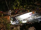 Pi nehod dvoupatrového autobusu v Hongkongu zahynulo nejmén 18 lidí. (10....