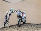 Motorkář Barth Racing David Pabiška prohlíží svůj stroj KTM v peruánské poušti...