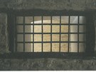Okno ze pilbersk cely do vzesk chodby