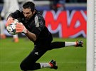 Italský branká Gianluigi Buffon z Juventusu se rozcviuje ped osmifinálovým...