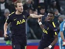 Anglický útoník Harry Kane z Tottenhamu a jeho spoluhrá Aurier se radují z...