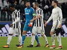 Zklamaní fotbalisté Juventusu v ele s brankáem Buffonem (druhý zleva) a...
