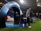 Liverpoolský stoper Virgil van Dijk vstupuje na trávník stadionu Draga v Portu...