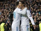 Cristiano Ronaldo a Lucas Vazquéz z Realu Madrid  slaví gól v osmifinále Ligy...
