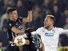 Plzeský záloník Daniel Kolá (vpravo) bojuje s Danilo Pantiem z Partizanu...