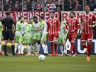 Fotbalisté Wolfsburgu se radují z gólu proti Bayernu Mnichov.