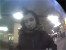 Policie hled enu, kter v bankomatu ve stanici metra Kobylisy vzala ciz...