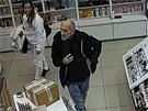 Policie p�tr� po dvojici, kter� z obchodu v Let�anech ukradla parf�my za tis�ce...