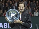 S TROFEJÍ. výcarský tenista Roger Federer ovládl turnaj v Rotterdamu a takhle...