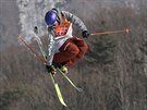 Amerian Nick Goepper  v olympijském závodu ve slopestylu.