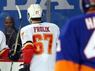 Michael Frolík (uprosted) z New York Islanders se chystá gratulovat ke gólu...