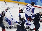 Amerití hokejisté se radují z gólu v zápase se Slovenskem.