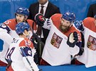 eský hokejista Dominik Kubalík (vlevo) se raduje z gólu se spoluhrái ze...
